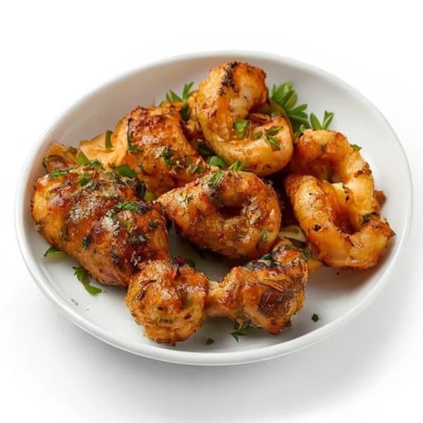 Knuspriger pakistanischer Hähnchen-Chapli-Kebab mit Zwiebelringen
